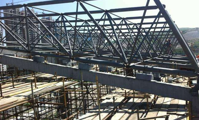 丰台简述网架公司的黑色压型钢板的吊装步履